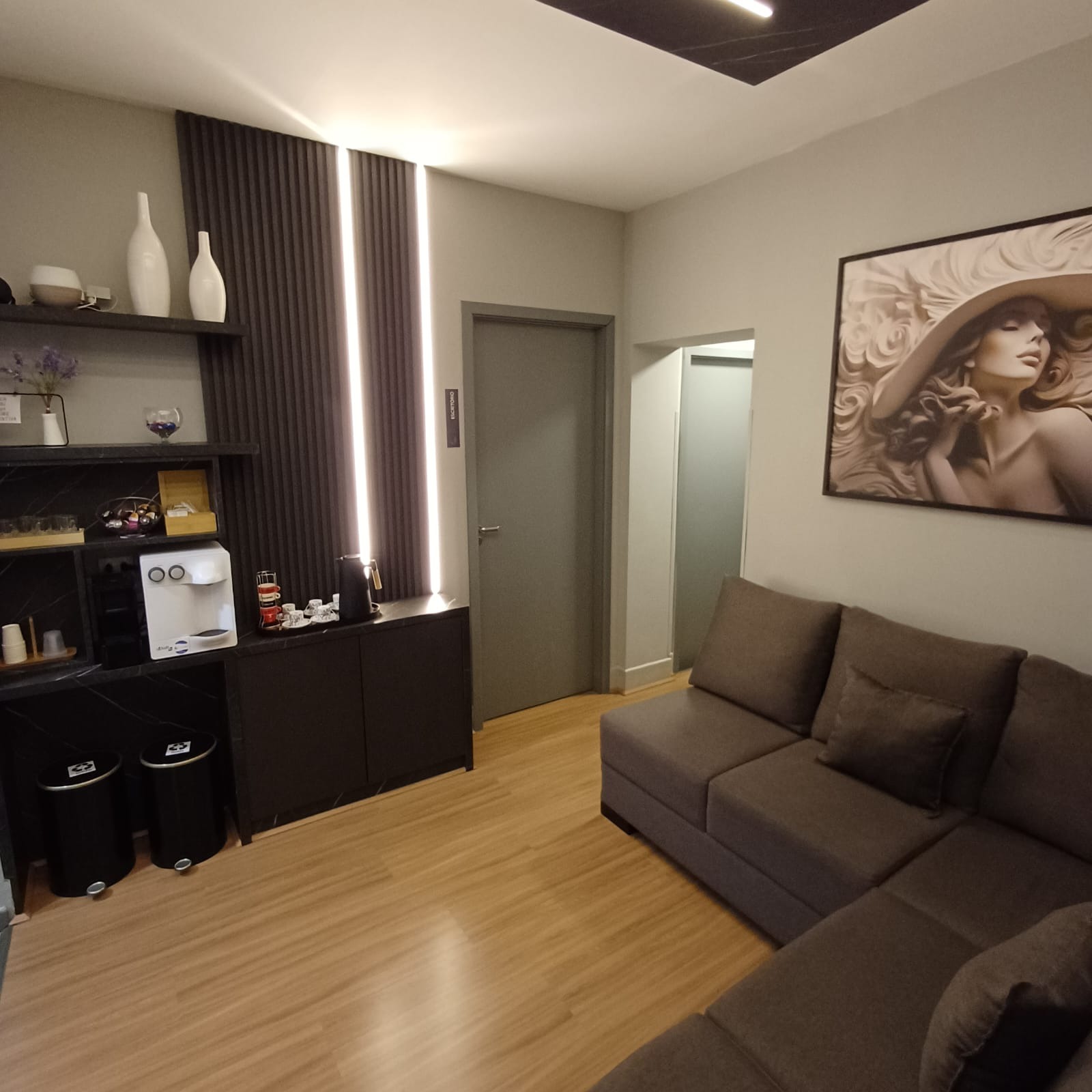 Recepção acolhedora da clínica Reviva Cabelo em Curitiba